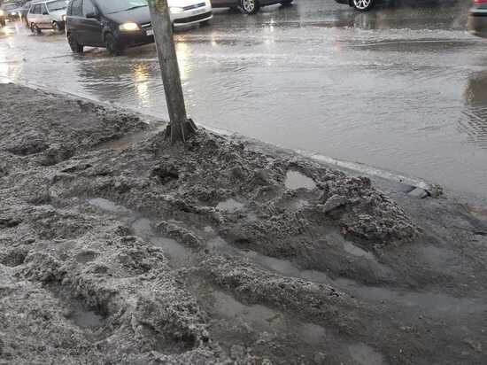     Машины легко могут обедать пешехода талыми водами с головы до ног / Елена Анифатьева