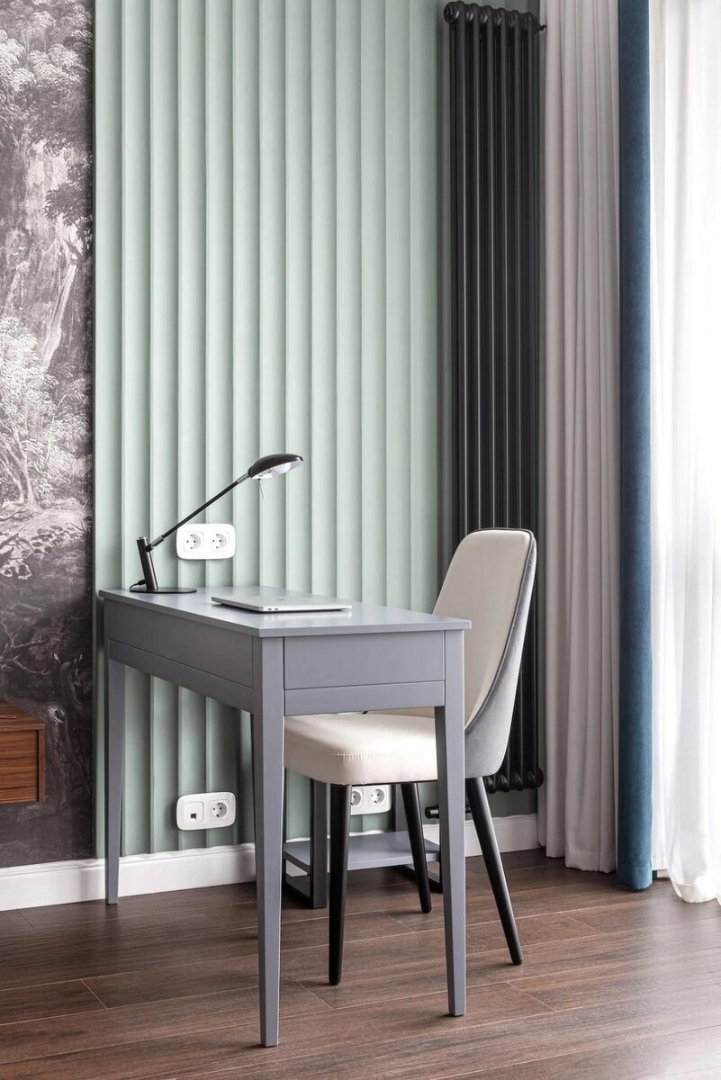 Мрамор, латунь и дерево. Просторный интерьер с изысканными деталями