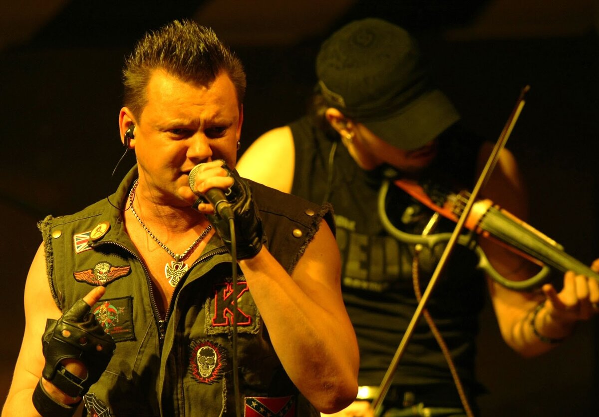 Марк ланеган в молодости. Горшенев киш. Стив музыкант. Smash mouth. Князь король и шут 2001.