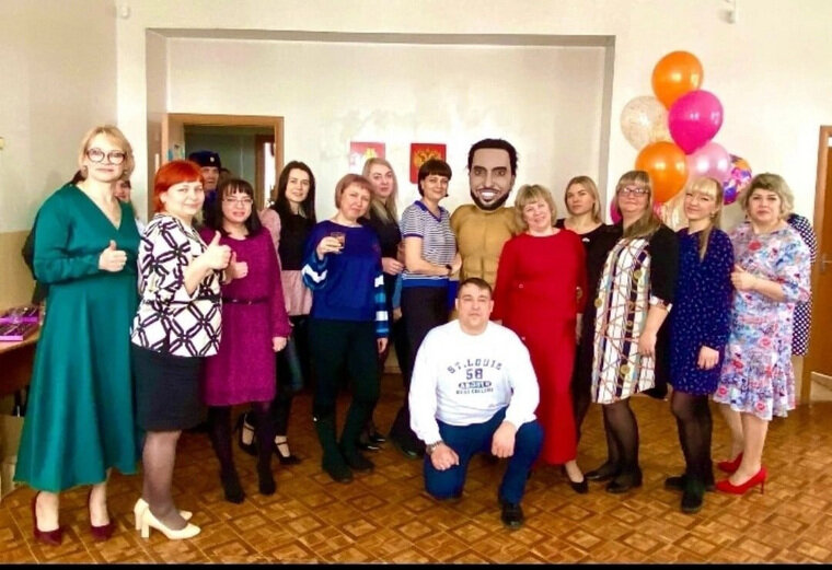    Праздник в управлении отметили с ростовой куклой комедийного героя