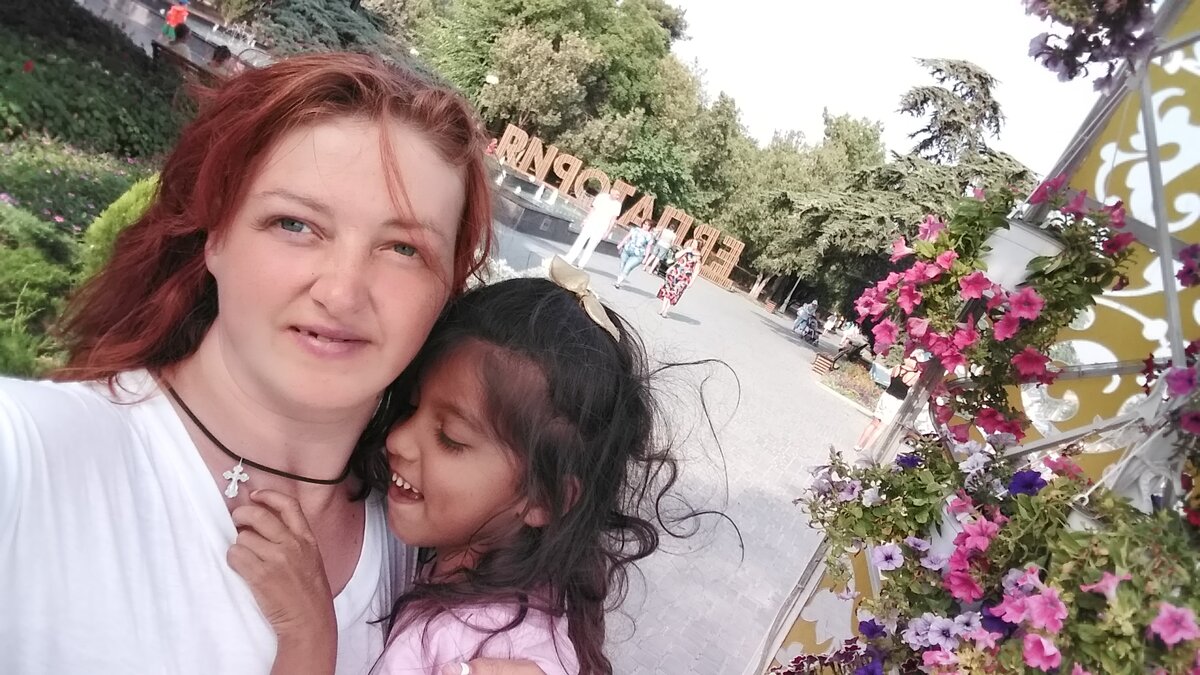 Центр Евпатории .Позади поющий фонтан