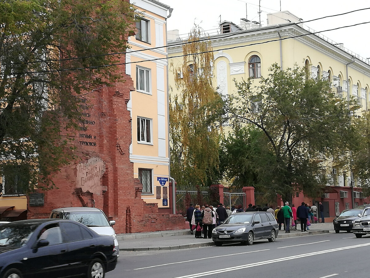 Здание и памятный знак после реставрации Дома Павлова, сентябрь 2018 года. Фото авт.