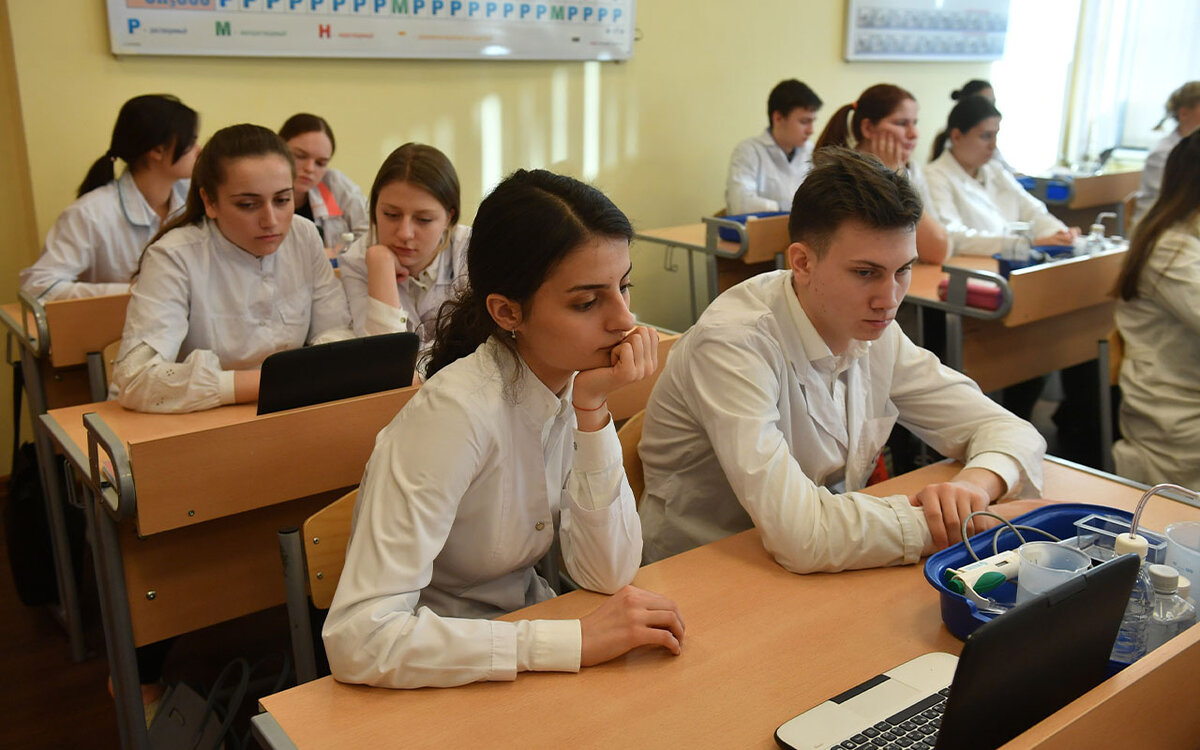 Большинство родителей в перспективе нацелены на обучение детей в родном регионе.  Фото: Komsomolskaya Pravda / Global Look Press / globallookpress.com