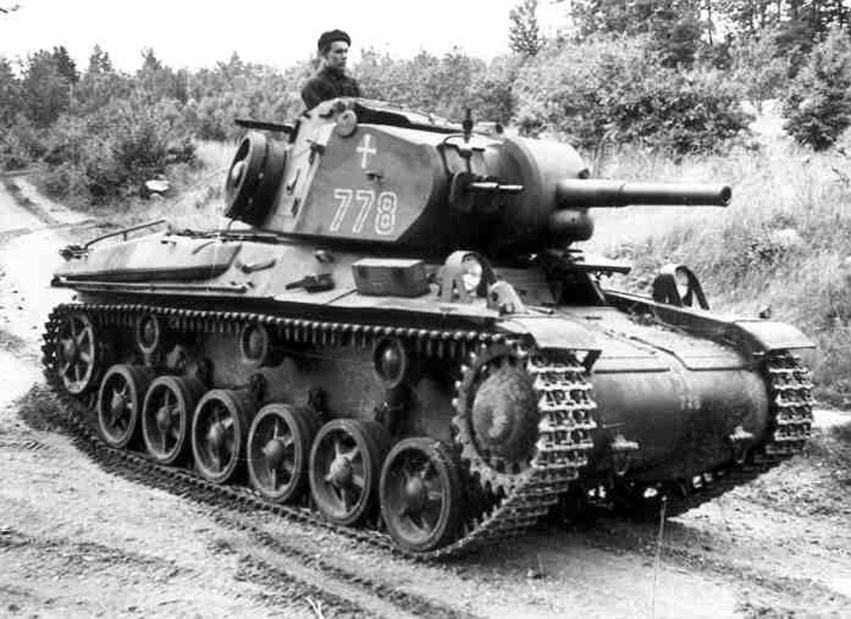 Даже для 1943 года strv m/42 был весьма неплохой машиной, особенно для данного ТВД. К чисто шведской специфике следует отнести большой угол склонения орудия - 15 градусов. Все же Скандинавия имеет преимущественно сложный рельеф, где подобное конструктивное решение позволяет поражать цели, расположенные, например, у подножия холма.