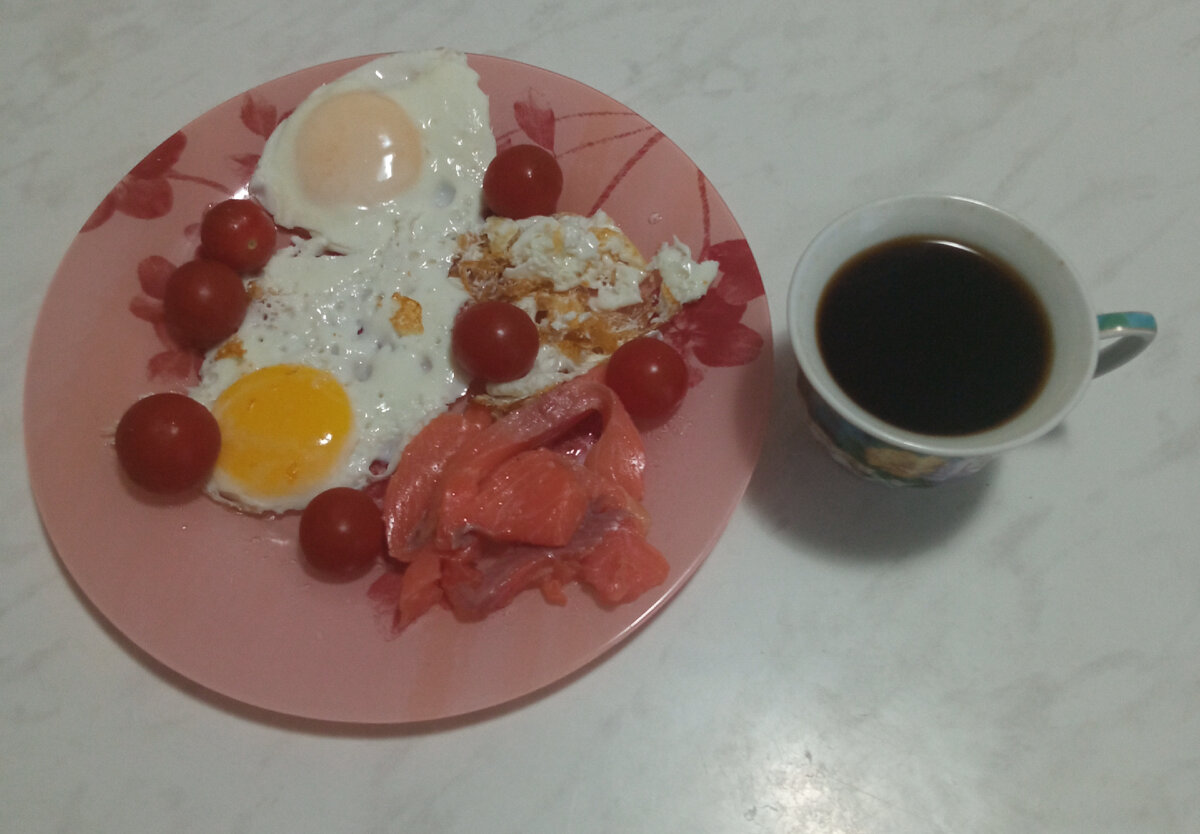 На завтрак  форель слабосоленая-51гр., яйцо жареное-108гр., помидорки черри-79гр. Чашечка кофе. К-379,39      Б-24,4        Ж-28,17        У-2,37.