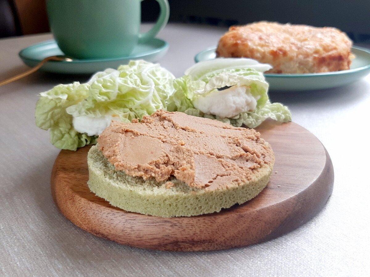 Завтрак от Валентины: шпинатная булочка с печёночным паштетом, китайская капуста с жареным адыгейским сыром. На заднем плане пшённо-овощная запеканка. Друзья, чтобы быть стройными, надо есть, а не голодать. 