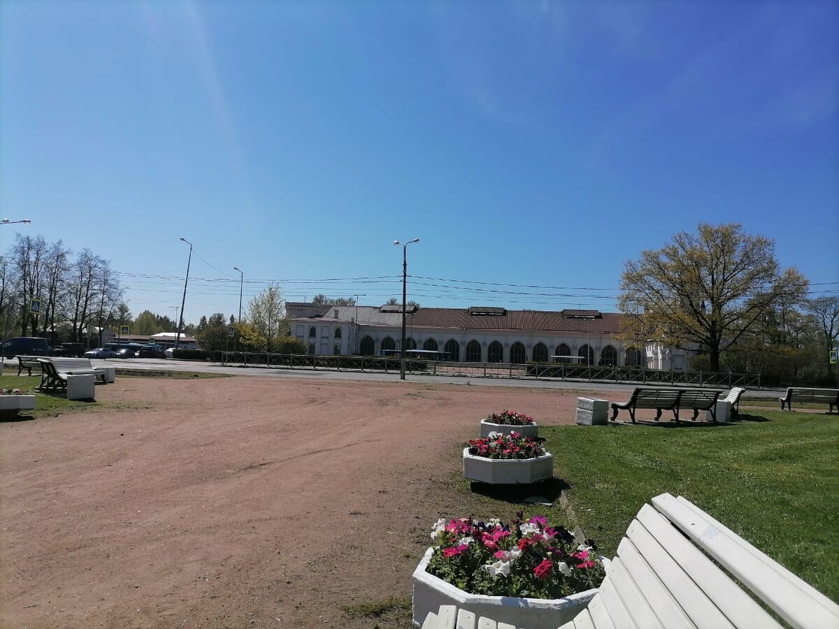 Из личного архива. На заднем плане здание вокзала в Новом Петергофе.