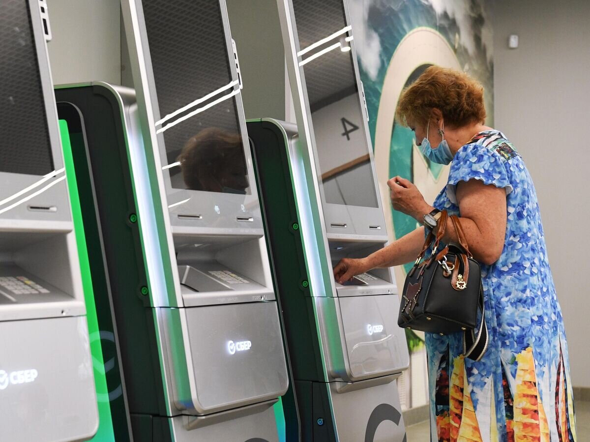    Посетительница в офисе Сбербанка нового формата© РИА Новости / Александр Кряжев