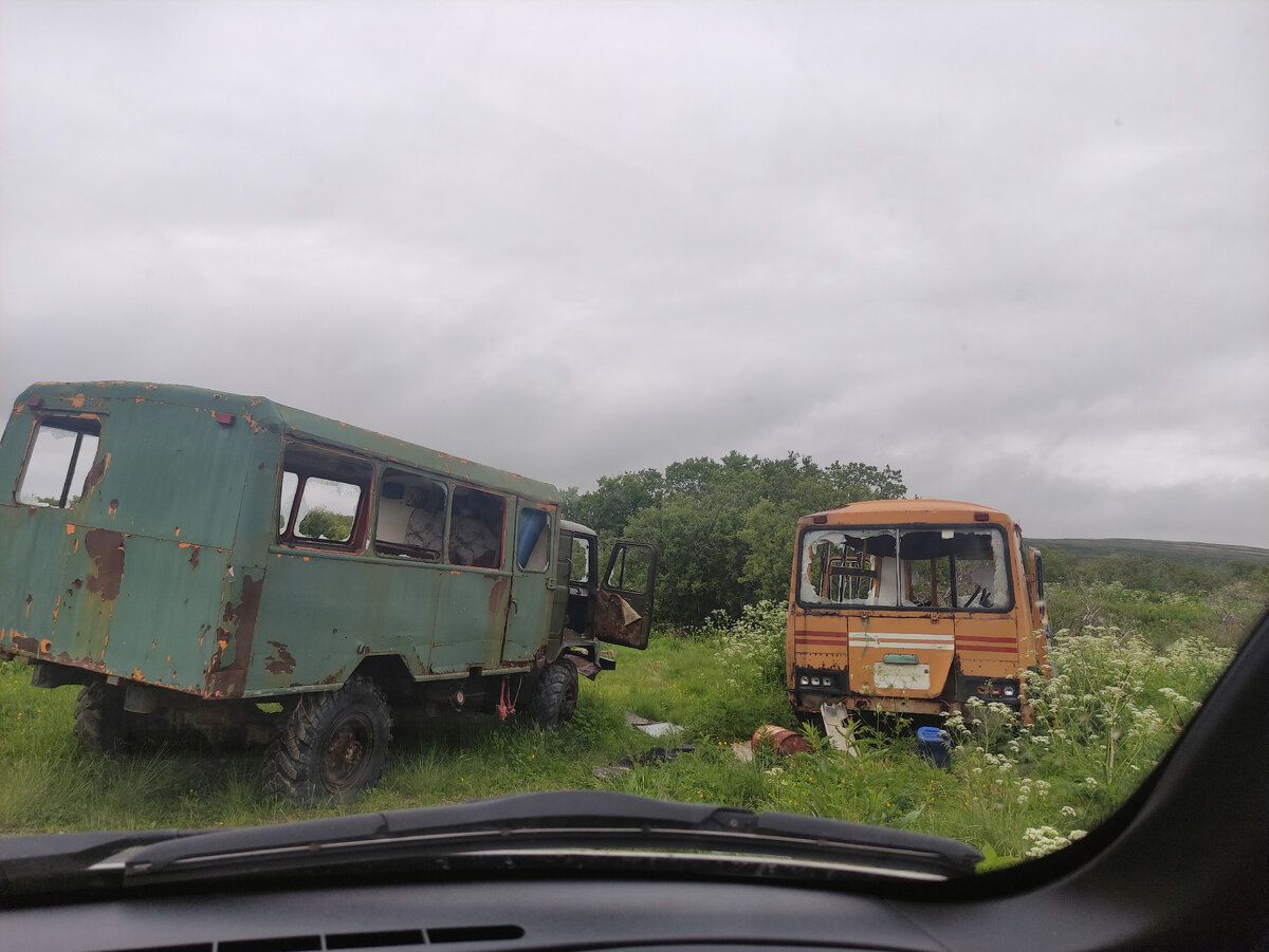 Если видите эти ПАЗики, то вам не туда. Нужно возвращаться на дорогу. 