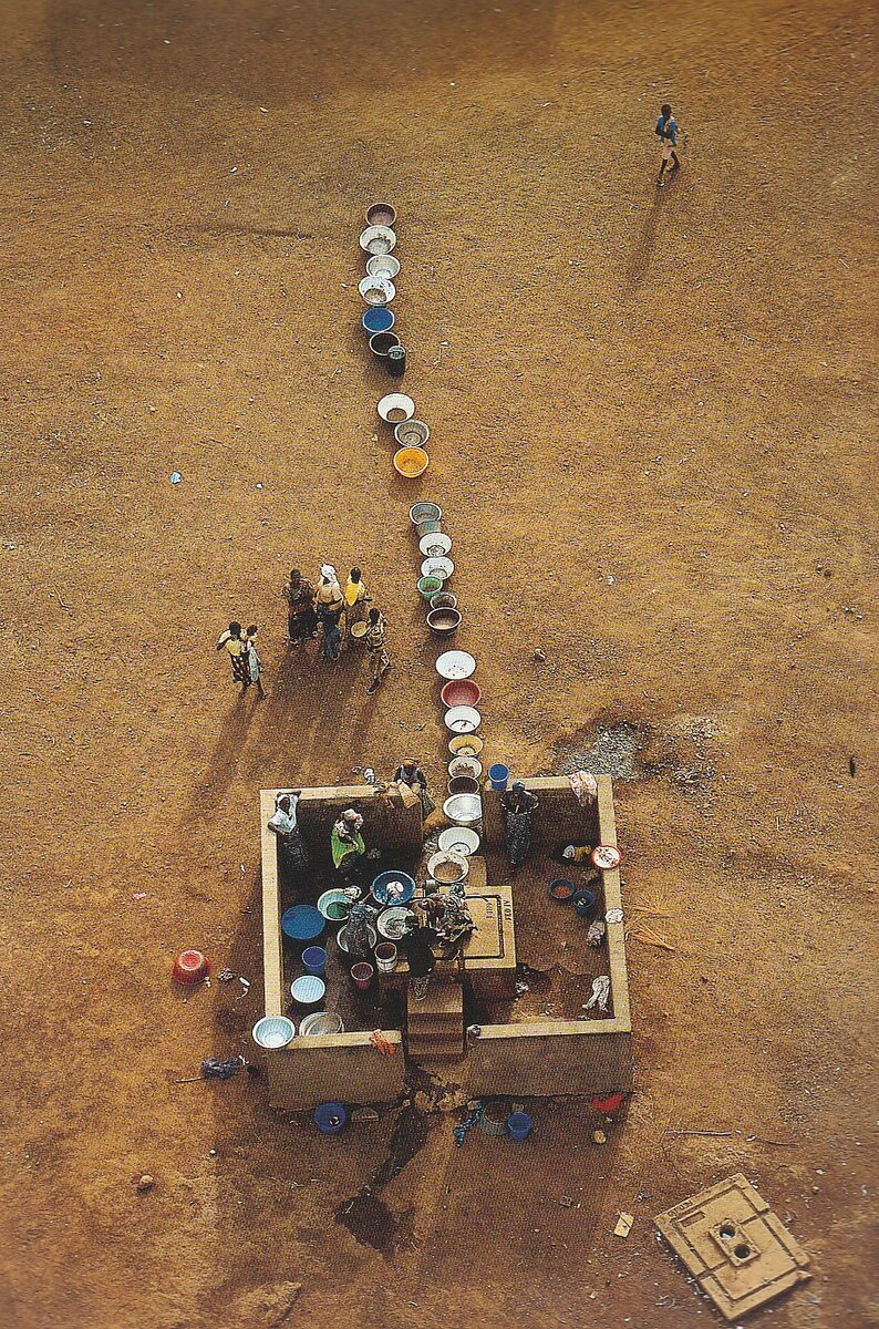                                                                                                                                                                                     
                             Регион Бауна ( Западная Африка) Очередь к источнику воды. Заметив фотосъемку , не все пожелали позировать. В племенах Африки бытует мнение , что через фото человека похищают его душу , особенно если съемку не оплатили хитрые белые люди.