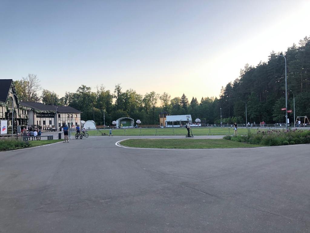 Центральный вход, сцена и кафе