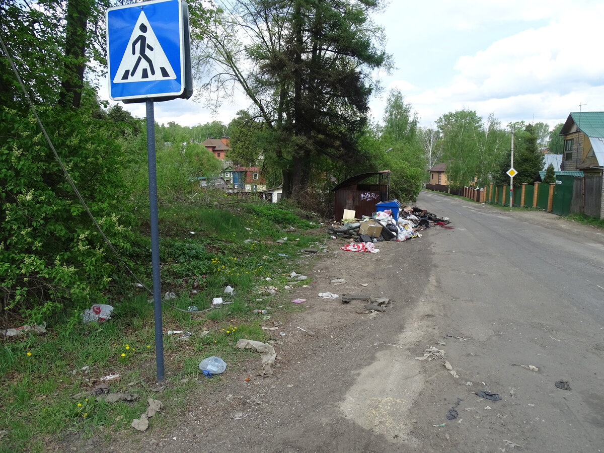 В колыбели "нового Ватикана" запросто можно встретить и такую привычную сегодня для провинции картину.