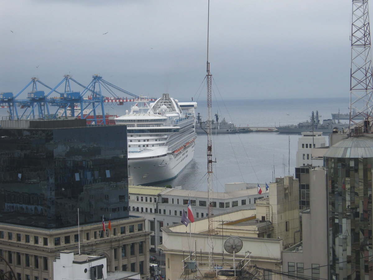 круизный лайнер прибывает в порт Вальпараисо