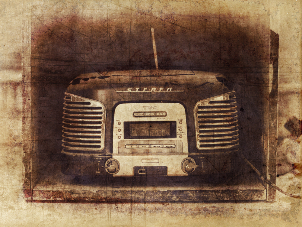 Старый радиоприемник. Старый радиоприемник арт. Старинный приемник. Старинная радиостанция.