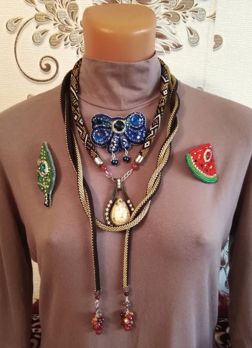 Манекен используем по максимуму - лариат, жгут с подвеской и три броши)