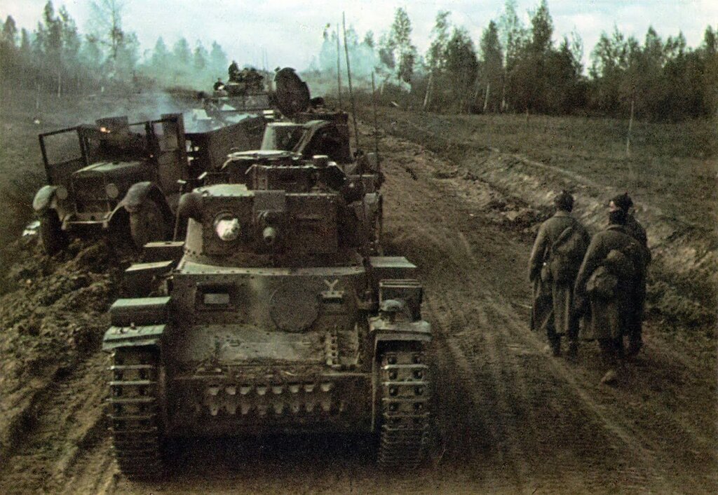 Колонна немецких танков движется на Москву