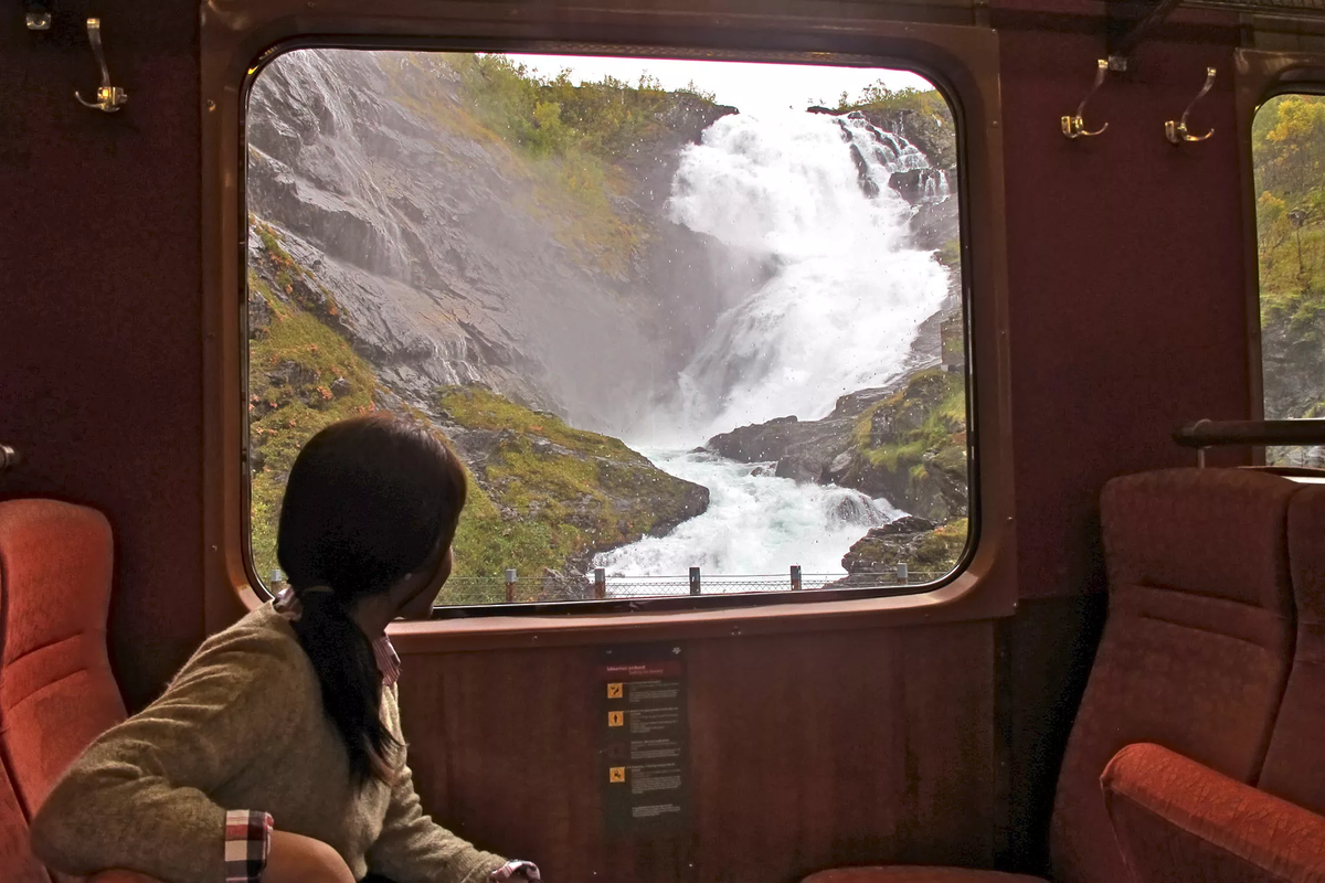 Окно поезда. Красивый вид из окна поезда. Красивый вид из поезда. Окно вагона поезда.