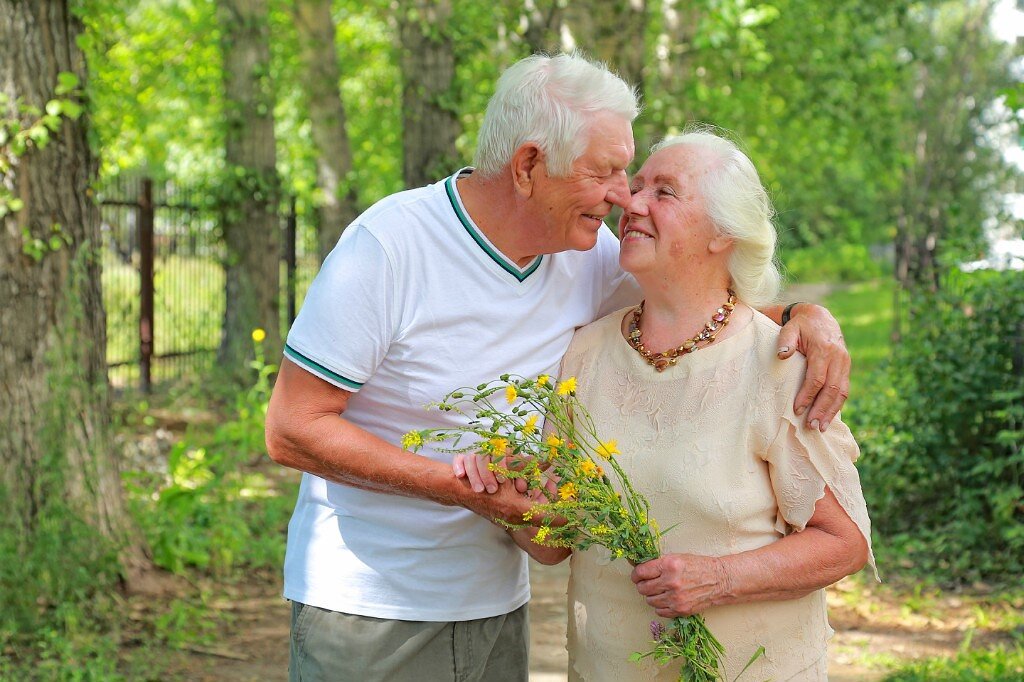 Бабушка можно у тебя пожить 141. Пожилые пары. Бабушка и дедушка. Счастливые старики. Пожилые бабушка и дедушка.