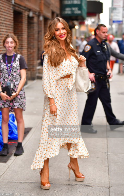 17 июля 2019 года. Нью-Йорк. София Вергара во время уличной фотосессии.(Photo by James Devaney/GC Images)