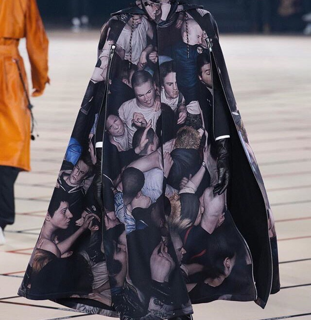 Это когда наглядно демонстрируешь все свои навыки и умения. Вот там зажимают копирайтера, а вон торчит нога кондитера и ухо амбассадора.