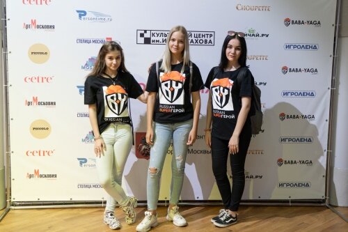 В течение двух насыщенных дней гости погружались в атмосферу праздника и знакомились с секциями и кружками, в которых каждый может развить свои таланты, среди 36 студий есть танцы разных направлений от бально-спортивных до хип-хопа и балета, йога, стрейчинг, а также театральная студия, вокал, художественная и другие. Здесь можно выучить английский язык, заняться акробатикой, воздушной гимнастикой, цирковым искусством. Регулярные культурные мероприятия собирают большое количество зрителей, ведь здесь и театральные премьеры, и выставки, и мастер-классы, и лекции. В День Открытых дверей были разыграны 6 пригласительных билетов на спектакль «Рики Тики Тави», который состоится 26 октября в 12:00.  Также посетители увидели сразу две выставки: экспозиция от проекта ZritelEnergy и выставка театральной фотографии «Зритель. Энергия ощущения». Выставка «Димократия» — ретроспектива жизни музыкального театра «Геликон-опера». ⠀  В Арт-фойе развернулся Пресс-центр Арт-платформы, где все желающие смогли получить информацию о работе центра и культурно-досуговых формированиях, сделать свою фотографию в фотозоне Арт-платформы и пройти квест-экскурсию по творческим площадкам и закулисью Культурного Центра.  Гости праздника получили много памятных подарков. Бренд BY, лицом которого является современная Баба Яга – активная участница крупнейших международных выставок и арт-проектов, подготовил детишек к новому учебному году, раздарив рюкзаки, футболки, блокноты, дождевики и другие подарки. Забавные шапки с надписью «Russian Super Hero», напоминают, что Баба Яга – настоящий супер-герой: свою цель она видит в сохранении и возрождении народных традиций, а также в воспитании у юного поколения уважения к своей истории.  Игроленд провел мастер-класс по настольным играм и презентовал новую игру – ПроВмешательство. Любой желающий может сыграть за Дональда Трампа или за Хиллари Клинтон – в игре участвуют двое, побеждает тот, кто первый дойдет до финиша.  Мойчай.ру проводил дегустацию настоящего китайского чая. Все желающие смогли распробовать чай с лысой горы и сбор трав, выращенных монахами. Каркаде, гвоздика, бадьян, Южнофуцзянский улун, Пурпурный шэн пуэр другие составляющие чудесных напитков доставили удовольствие гостям.  Отдельным сюрпризом стал показ модной детской одежды от бренда Choupette: красота, комфорт и любовь к детям — детская одежда для маленьких и стильных. Каждый день, проведенный в Культурном Центре им. И.М. Астахова, превращается в праздник, ведь здесь по-настоящему сконцентрировано творчество. 7 сентября здесь состоится большой праздничный концерт от Арт-платформы с артистами Первого Музыкального Издательства в честь Дня Города. 