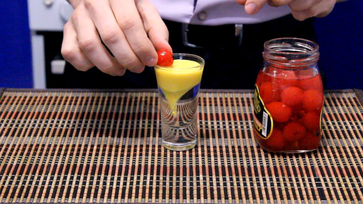 Коктейль на основе бехеровки. Коктейли с самбукой рецепты. Индиан саммер коктейль. Виски кола коктейль. Gin fizz коктейль.