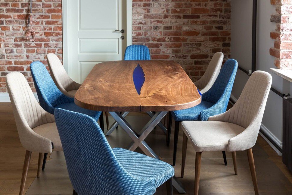 Обеденный стол из карагача с синей речкой