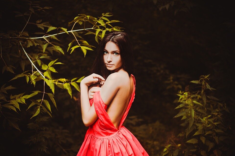 https://cdn.pixabay.com/photo/2017/06/11/00/05/girl-2391171_960_720.jpg