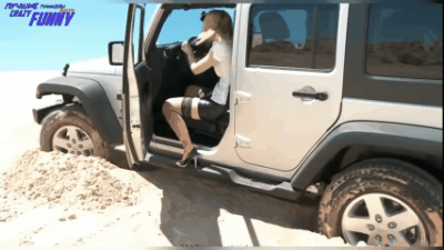 Девушка на джипе