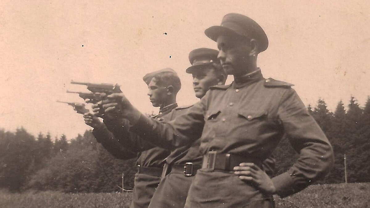 Военнослужащие Красной Армии упражняются в стрельбе из пистолетов Walther P38