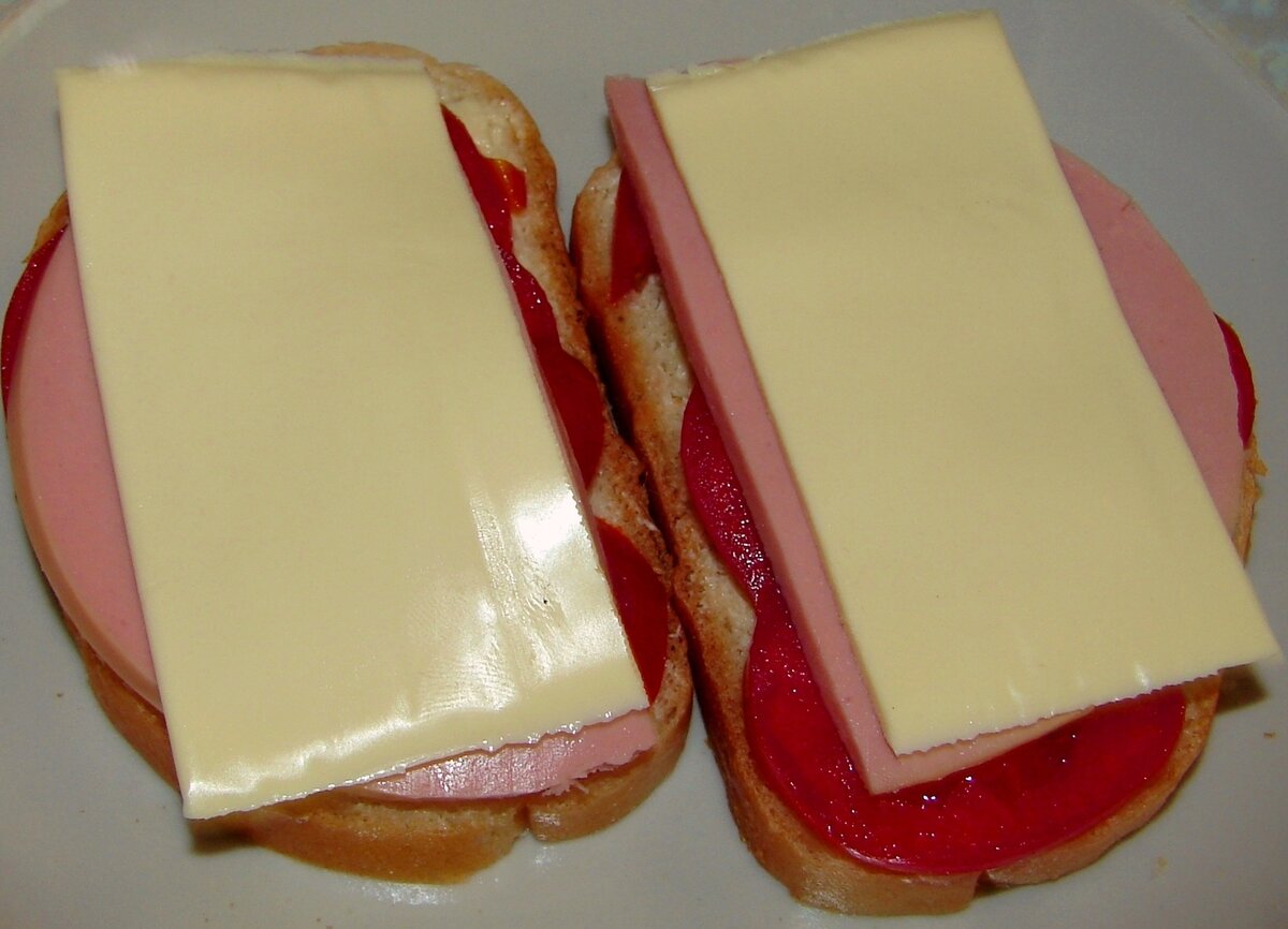 бутерброды в аэрогриле. хлеб в аэрогриле. сэндвич в аэрогриле. московский бутерброд. горячие бутерброды в духовке с фаршем и сыром.