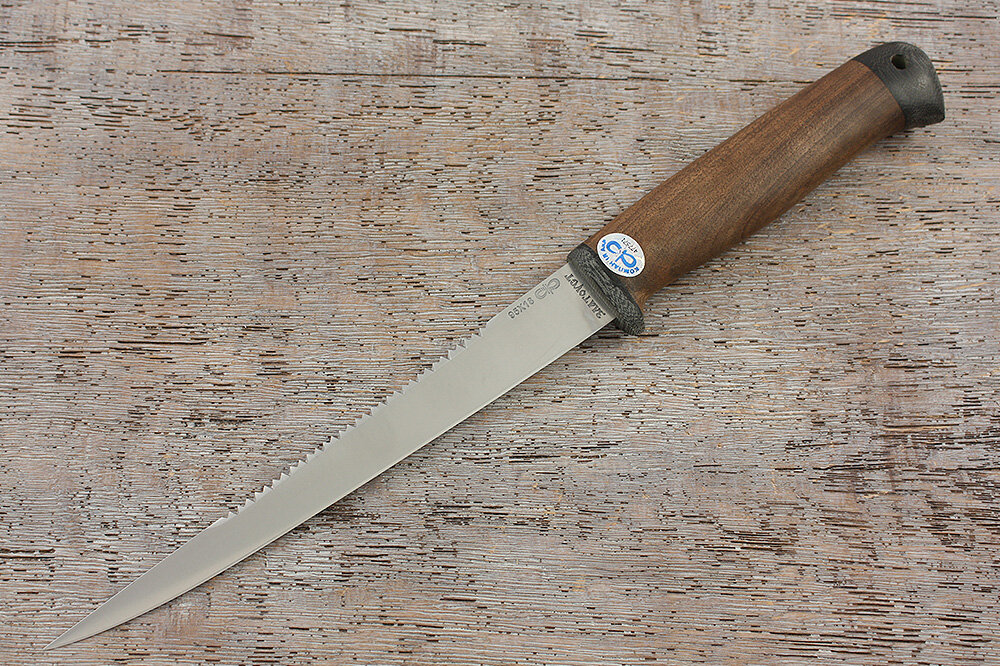 На фото: Нож рыбака «Белуга» с серрейтором (зубцами, пилой) на клинке