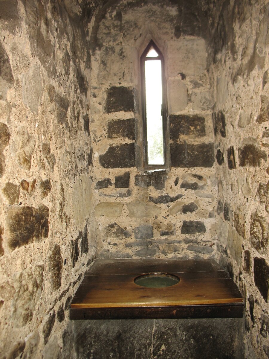 Туалет в крепости, приблизительно 13 век