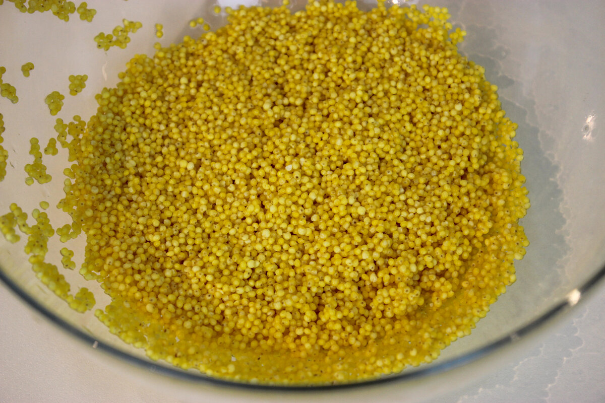 Пшено перебрать, промыть 3-4 раза, чтобы вода после промывания стала прозрачной. 