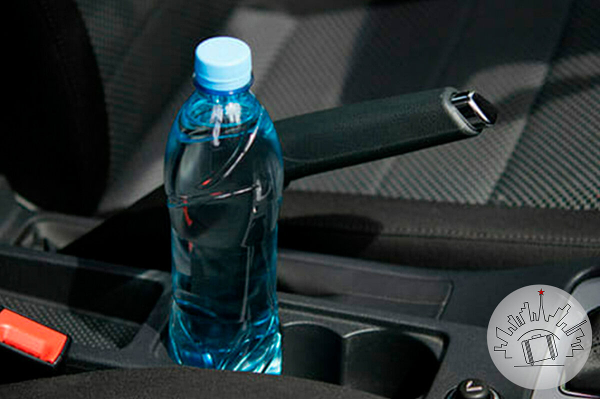 Бутылка воды в машине. Бутылочки в машину=. Бутылка в салоне автомобиля. Водитель с бутылкой воды.