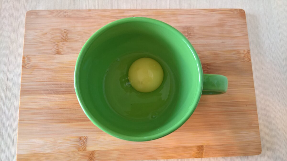 Зеленая кружка и желтое яйцо