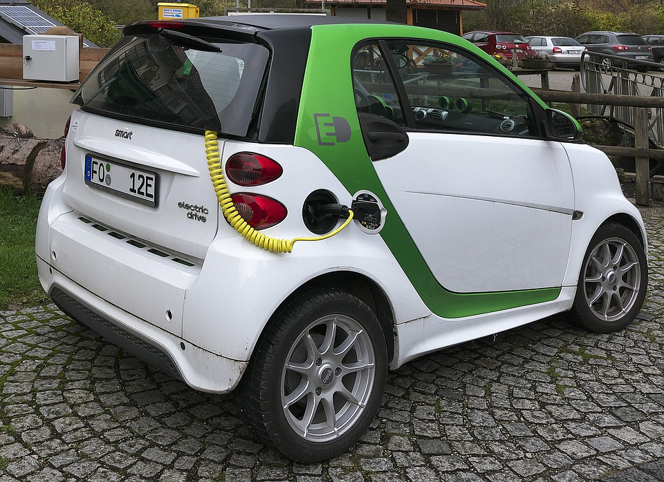 https://cdn.pixabay.com/photo/2017/11/09/23/18/electric-car-2934945_960_720.jpg