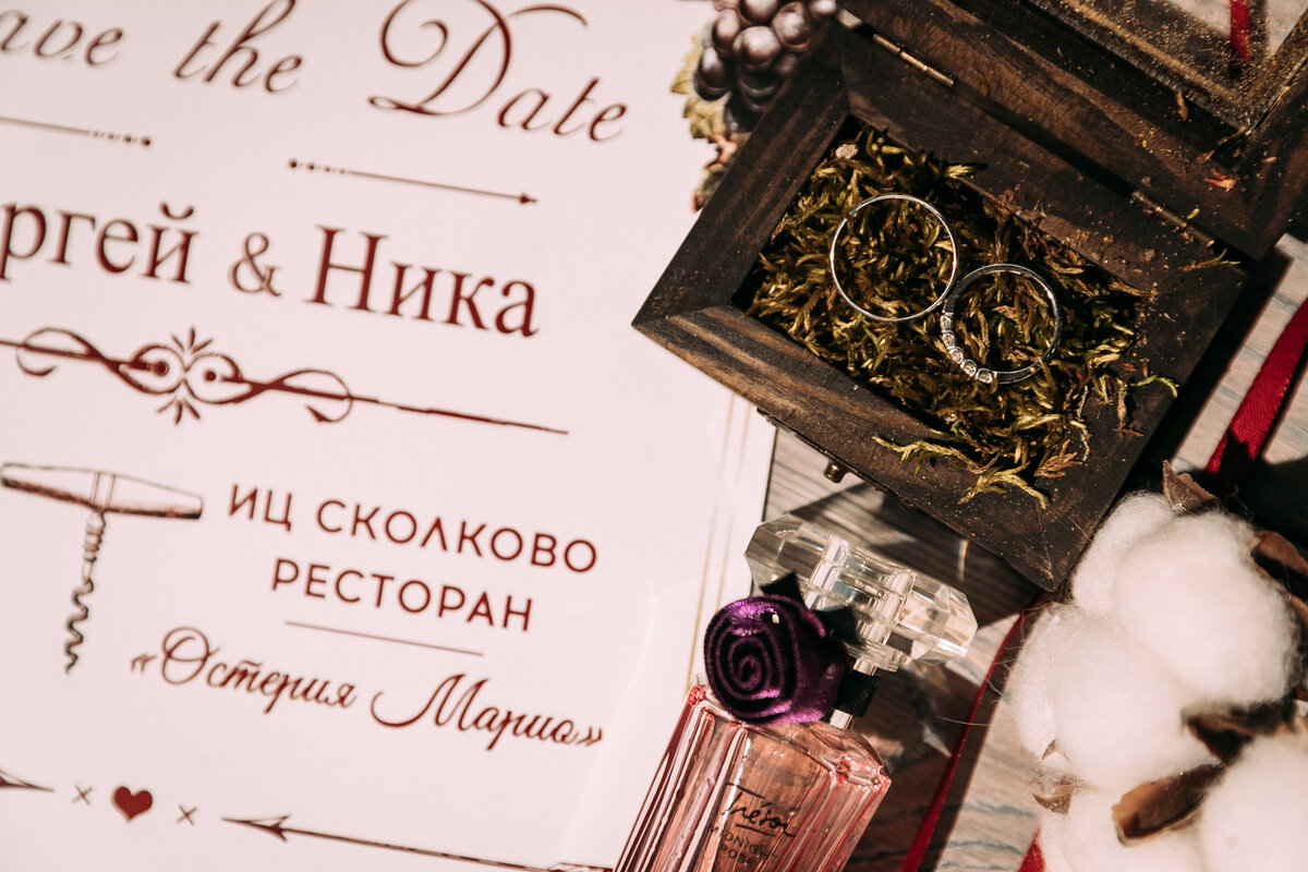 Этот парфюм даже поучаствовал в съемке моей свадебной фотосессии)