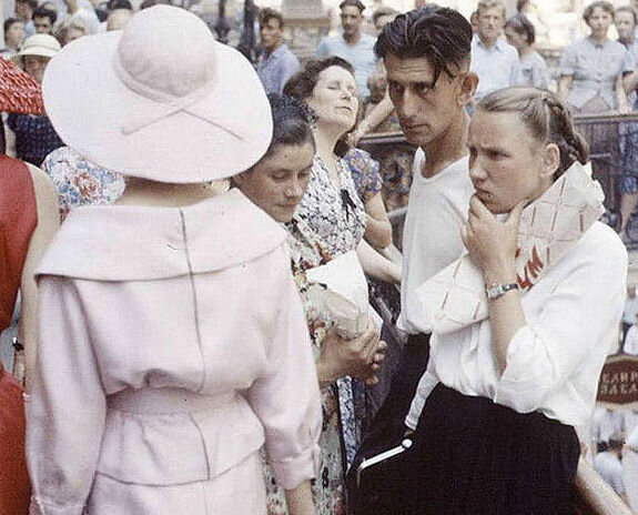 Модели Dior в СССР в 1959 года тоже вызывали  шквал недоумения и вопросов Источник фото: https://bigpicture.ru