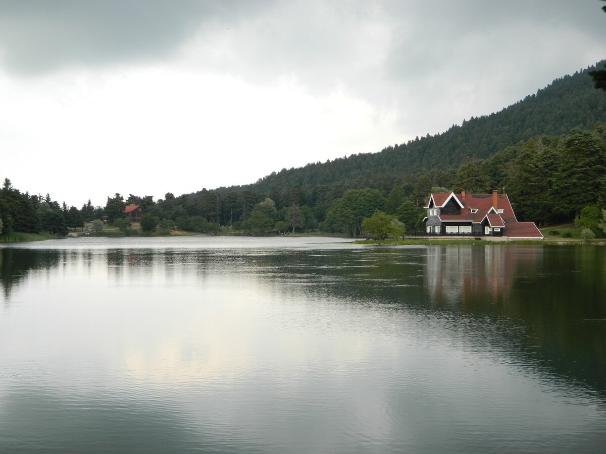 https://cdn.pixabay.com/photo/2015/09/29/12/36/lake-963858_960_720.jpg