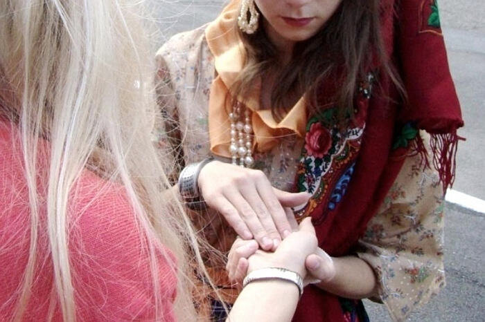 Источник фото: https://omvesti.ru/wp-content/uploads/2019/03/gadalka.jpg