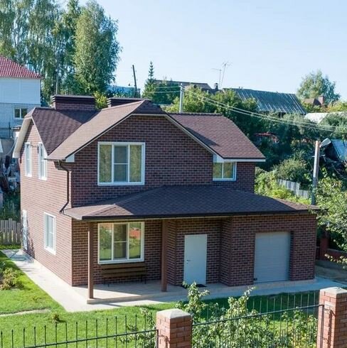 Дом с фасадной плиткой HAUBERK(Хауберг), цвет красный кирпич. Фото взято из портфолио производителя фасадной плитки.