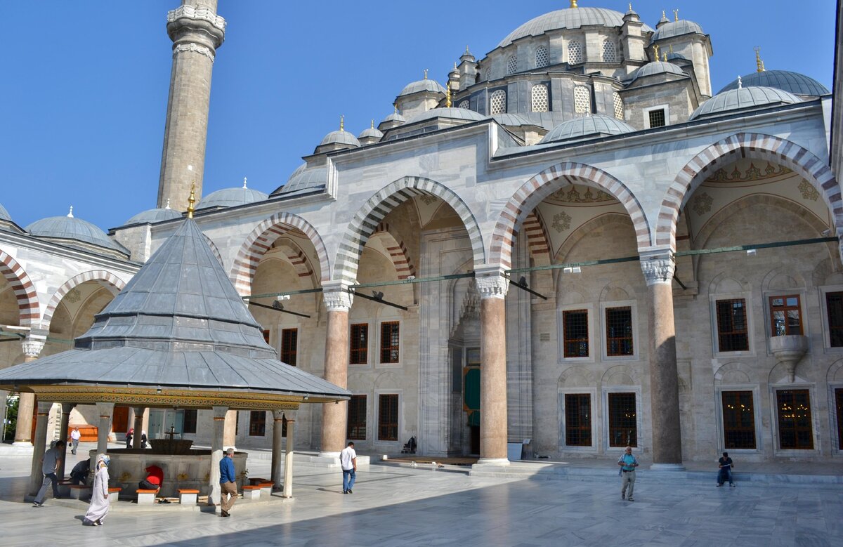 Мечеть завоевателя Стамбул. Мече́ть «Фати́х» или мече́ть завоевателя в Стамбуле.