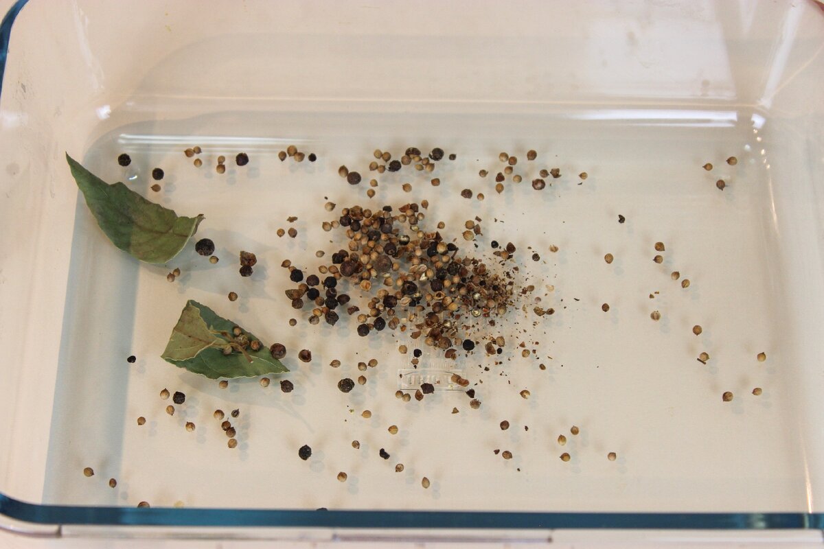 Насыпать все специи в  ступку и немного растолочь, затем высыпать в посуду для засолки селедки. 