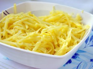 Натрите крупно картофель на тёрке