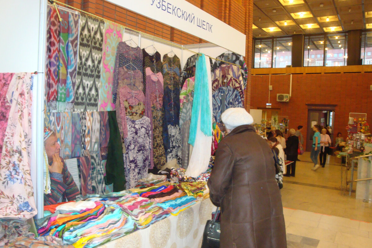 Узбекский шёлк. Стопками - платки и палантины. Хорошо, что я недавно получила прививку в виде нового, расписанного Ириной Симоновой палантина (ссылку дам в конце), а то бы легла костьми перед этим прилавком, выбираючи! :)