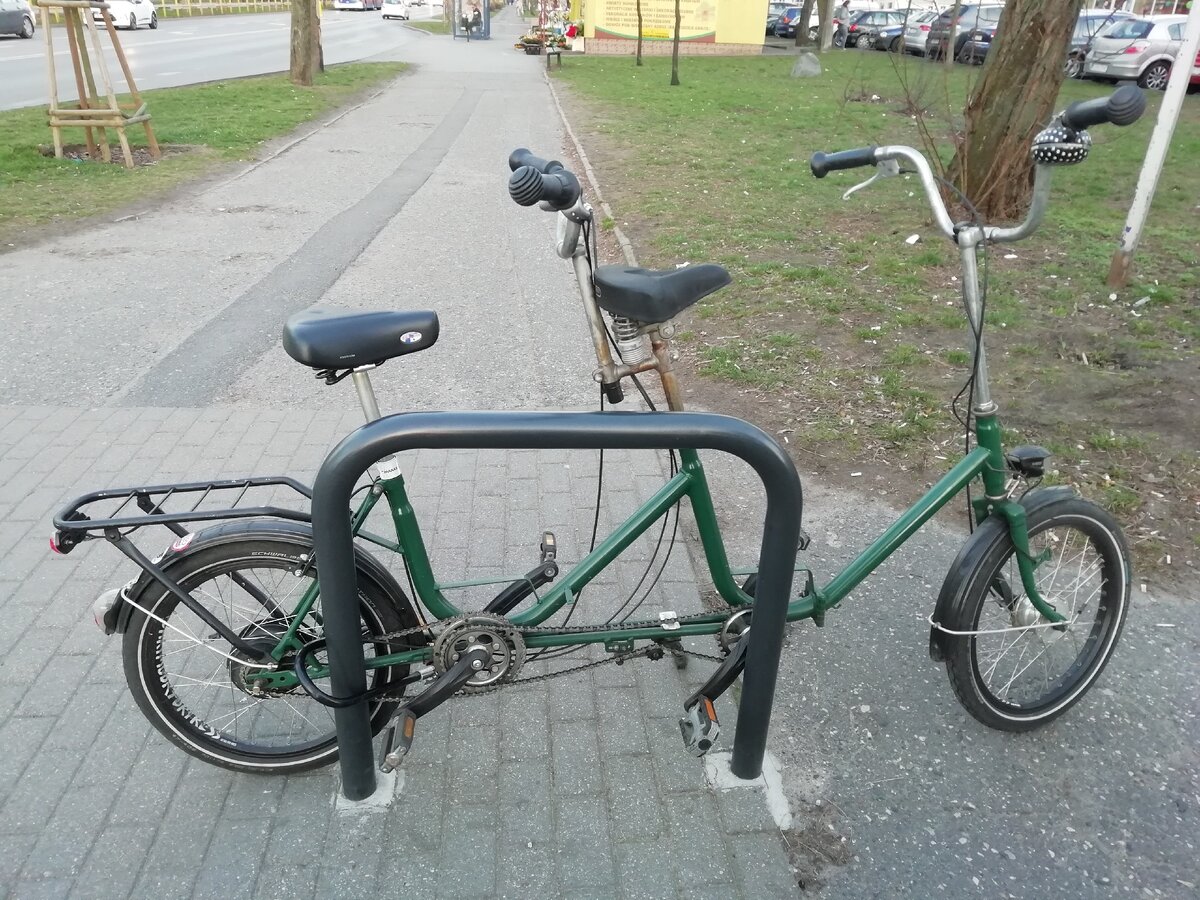 Зацените пепелац! Складной велотандем! Видела несколько раз это чудо на ходу. Им управляет молодая пара - спереди парень, позади девушка.