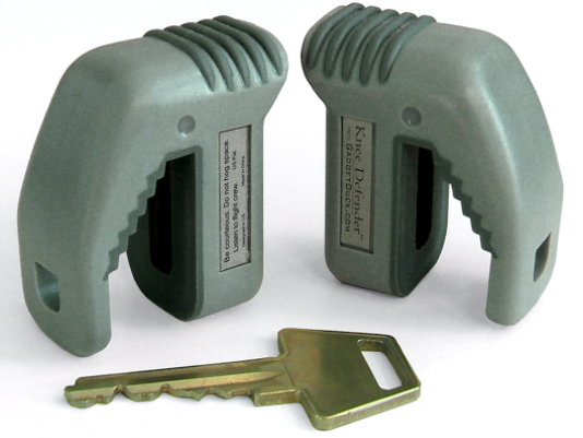 Knee Defender - защитник коленей в самолете. Фото из открытых источников