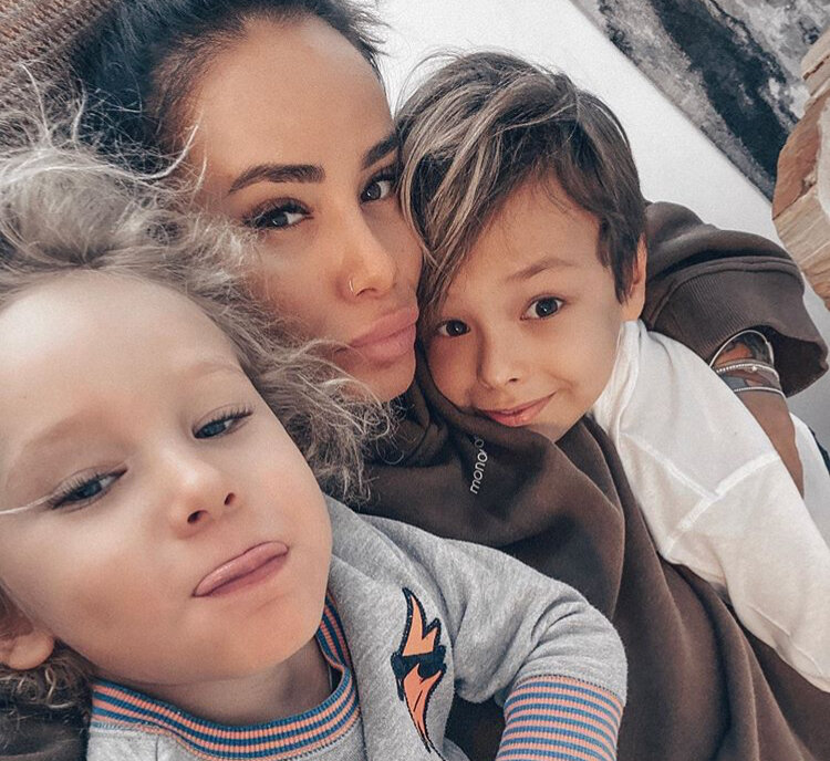 Айза с детьми