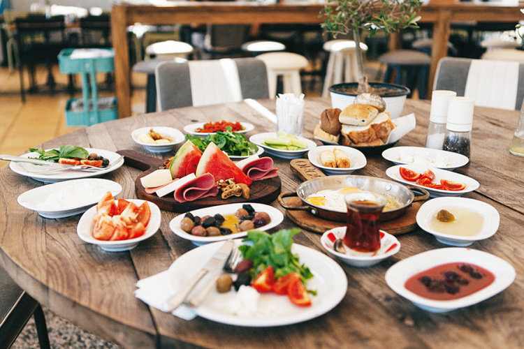 Это традиционный турецкий завтрак, только не в отеле.